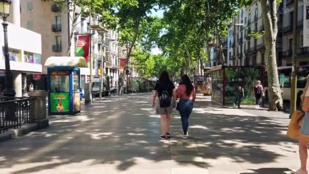 Barcelona Spanje Juni 2021 Het Straatbeeld Van Stad Wandelende Mensen — Stockvideo