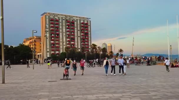 バルセロナ スペイン 2021年6月10日 日没時に地中海沿岸の堤防通り 複数の人 ホテル — ストック動画
