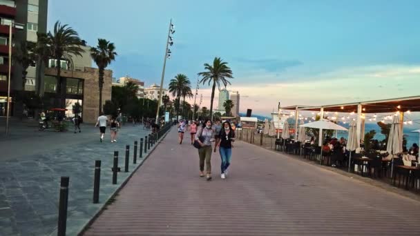 Barcelona Spanya Haziran 2021 Akdeniz Kıyısındaki Embankment Caddesi Gün Batımında — Stok video