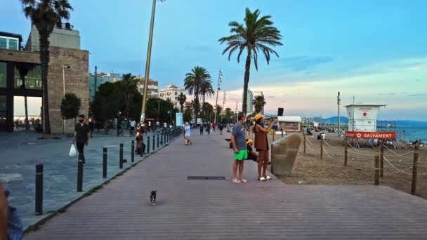 バルセロナ スペイン 2021年6月10日 日没時に地中海沿岸の堤防の通りとビーチ 複数の人 ホテル — ストック動画