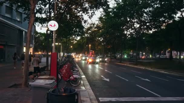 Barcelona Spania Iunie 2021 Streetscape City Amurg Drumuri Mașini Mișcare — Videoclip de stoc