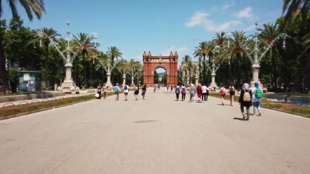 Barcelona Spanje Juni 2021 Triomfboog Meerdere Wandelende Mensen Het Parc — Stockvideo