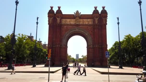 Barcelona Spain June 2021 Triumphal Arch Multiple Walking People Parc — 图库视频影像