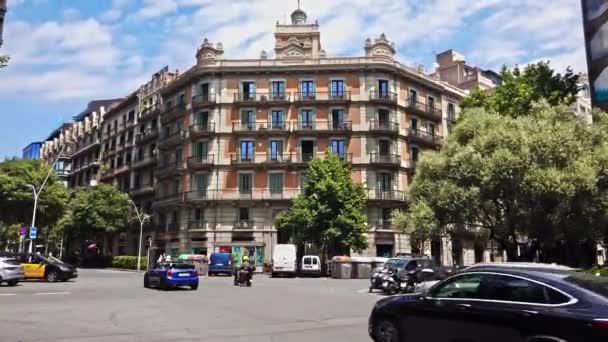 Barcelona Spain June 2021 Streetscape City 有活动车辆的道路 阳光普照的老式建筑 绿意盎然 — 图库视频影像