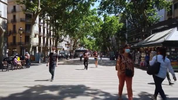Barcelona Spain June 2021 Streetscape City Прогулянка Людьми Зеленню Вулиці — стокове відео