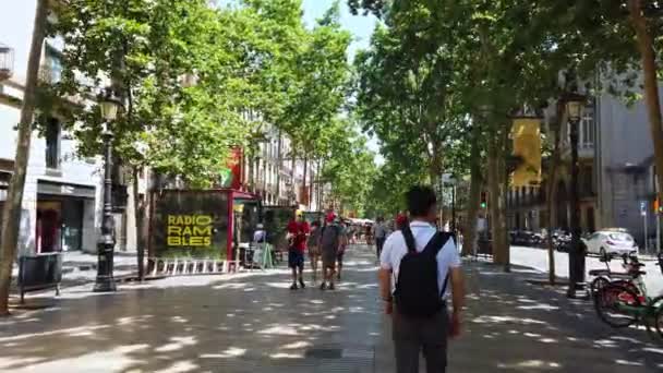 Барселона Испания Июнь 2021 Год Прогулки Людей Зеленью Пешеходной Улице — стоковое видео