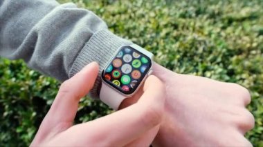 CHISINAU, MOLDOVA - FEBRUARY, 2022: Apple Watch 'ta Uluslararası Aşı Sertifikası' nı açan adam. Yükseltici doz
