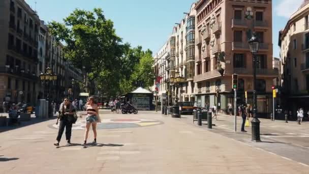 Barcelona Spain June 2021 Streetscape City 초목으로 사람들을 — 비디오