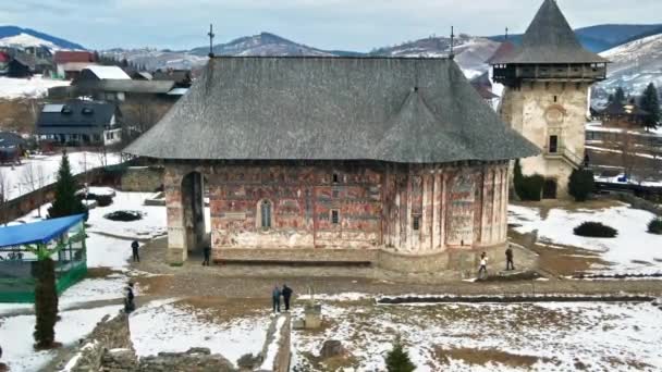 Вид Воздуха Монастырь Юмор Зимой Румыния Главная Покрашенная Церковь Башня — стоковое видео