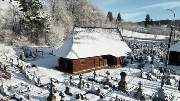 Veduta Aerea Drone Della Chiesa Legno Putna Inverno Romania Cimitero — Video Stock