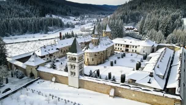 Luchtdrone Uitzicht Putna Klooster Winter Roemenië Binnenplaats Met Wandelende Toeristen — Stockvideo