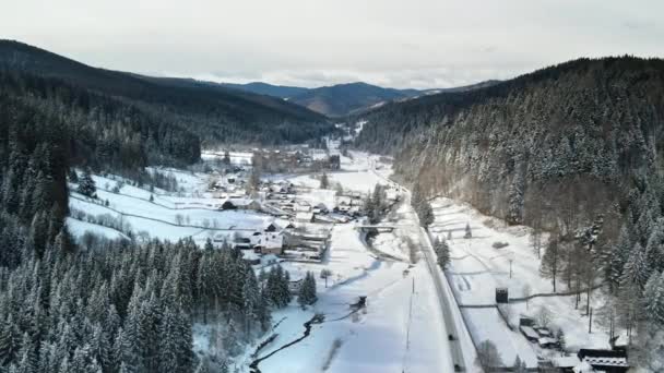 Flygdrönare Över Putna Vintern Rumänien Snö Kullar Och Dal — Stockvideo