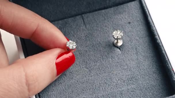 Vista Vicino Una Donna Che Tiene Orecchino Con Dei Diamanti — Video Stock