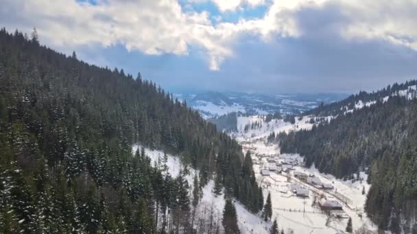 Flydronebilde Landsby Karpatene Vinteren Landsbyen Ligger Dal Høyder Topper Dekket – stockvideo