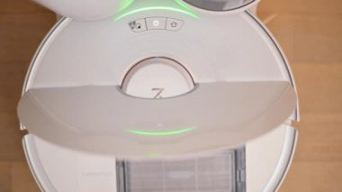 CHISINAU, MOLDOVA - Şubat 2022: Roborock S7 + Rıhtım istasyonunda robotik elektrik süpürgesi şarj ediliyor