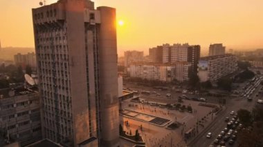 CHISINAU, MOLDOVA - ECTOBER, 2021: Birden fazla binanın panorama manzarası, hareketli arabalı yollar ve gür ağaçlar.