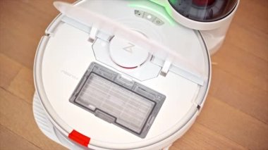 CHISINAU, MOLDOVA - Şubat 2022: Roborock S7 + Rıhtım istasyonunda robotik elektrik süpürgesi şarj ediliyor