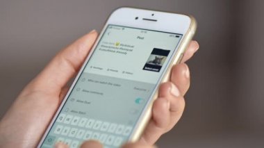 CHISINAU, MOLDOVA - FEBRUARY, 2022: iPhone 'da TikTok' a video yükleyen bir kadının yakın görüntüsü