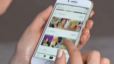CHISINAU, MOLDOVA - Şubat 2022: iPhone 'da TikTok kullanan bir kadının yakın görüntüsü. Kaydırılıyor
