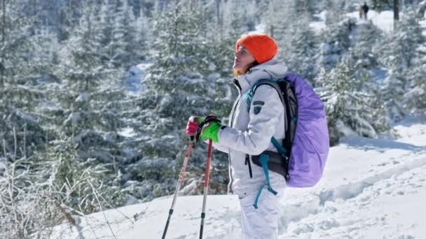 Giumaliu Romania January 2022 女人正在罗马尼亚徒步旅行 欣赏冬天喀尔巴阡山脉的美景 背着背包和滑雪杆的女人爬上朱玛露峰 — 图库视频影像