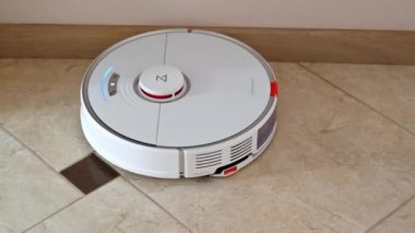 CHISINAU, MOLDOVA - Şubat 2022: Evde çalışan Roborock robotik elektrik süpürgesi. Mobilyaların etrafında hareket ediyor.