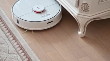 CHISINAU, MOLDOVA - Şubat 2022: Evde çalışan Roborock robotik elektrik süpürgesi. Mobilyaların etrafında hareket ediyor.