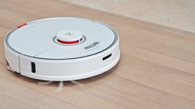 CHISINAU, MOLDOVA - Şubat 2022: Evde çalışan Roborock robotik elektrik süpürgesi. Halıda ilerliyorum.