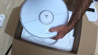 CHISINAU, MOLDOVA - Şubat 2022: Roborock S7 Plus robotik elektrik süpürgesi evde boks yapıyor. Çalıştırıyorum, kedicilik oynuyorum.