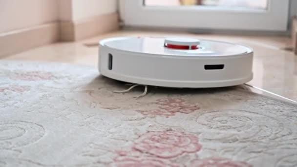 自宅でロボット掃除機を働かせカーペットの上を移動し — ストック動画
