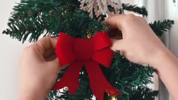 Žena Upevňující Červený Uzel Vánoční Stromek — Stock video