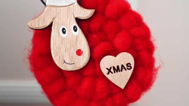 Decorazione Fatta Mano Natale Cervo Cappello Cuore Fondo Rosso — Video Stock