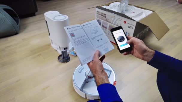 Chisinau Moldova Febbraio 2022 Roborock Aspirapolvere Robotico Unboxing Casa Istruzioni — Video Stock