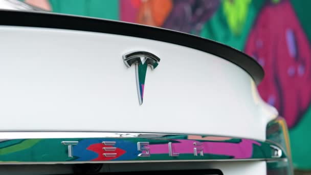 Кишиняу Молдова Январь 2022 Закрытый Вид Логотип Tesla Model P90 — стоковое видео