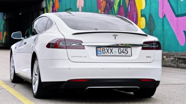 Кишиняу Молдова Январь 2022 Вид Припаркованного Автомобиля Tesla Model P90 — стоковое видео