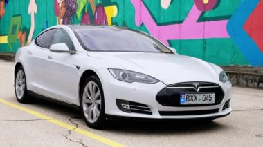 CHISINAU, MOLDOVA - HAZİRAN, 2022: Park halindeki Tesla Model S P90, ön görüş