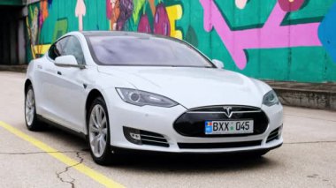 CHISINAU, MOLDOVA - HAZİRAN, 2022: Park halindeki Tesla Model S P90, ön görüş