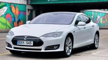 CHISINAU, MOLDOVA - HAZİRAN, 2022: Park halindeki Tesla Model S P90, ön görüş