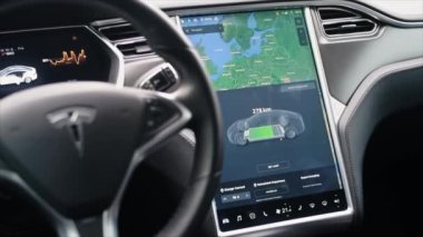 CHISINAU, MOLDOVA - 2022: Tesla Model S P90 iç mimarisi. Şarj ve tüketim bilgileriyle büyük ekran, direksiyon