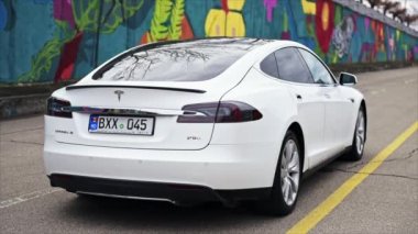 CHISINAU, MOLDOVA - HAZİRAN, 2022: Park halindeki Tesla Model S P90, dikiz aynası