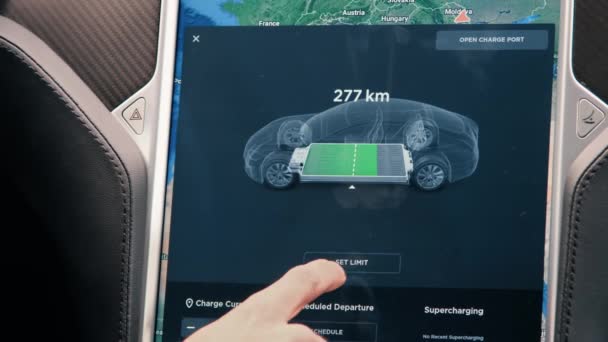 Chisinau Moldova Styczeń 2022 Tesla Model P90 Wnętrze Kierowca Korzystający — Wideo stockowe