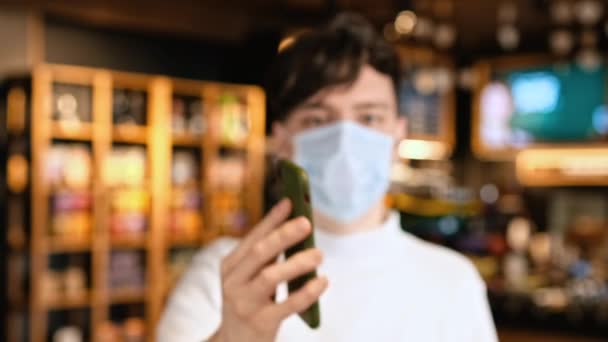 의료용 마스크를 카페에서 Covid 스마트폰을 부스터 — 비디오