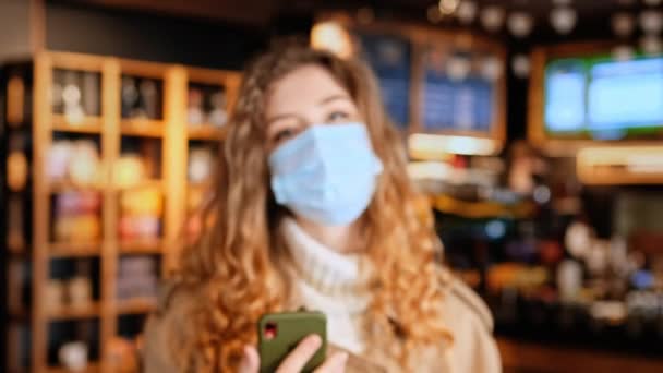 의료용 마스크를 카페에서 증명서 Covid 소지한 스마트폰을 부스터 — 비디오