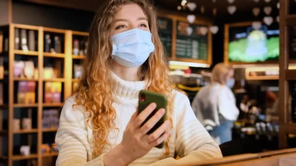 Kobieta Masce Medycznej Pokazująca Baristce Kawiarni Smartfona Międzynarodowym Certyfikatem Szczepień — Wideo stockowe