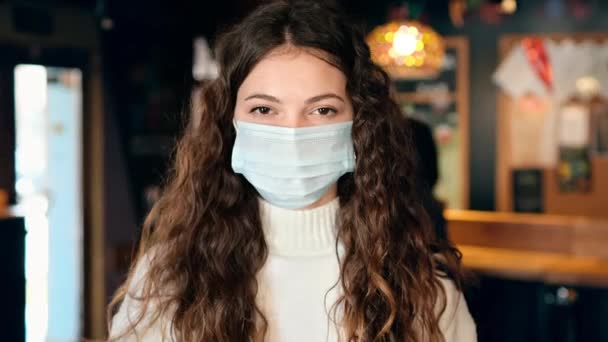 Donna Maschera Medica Che Mostra Smartphone Con Certificato Vaccinazione Internazionale — Video Stock