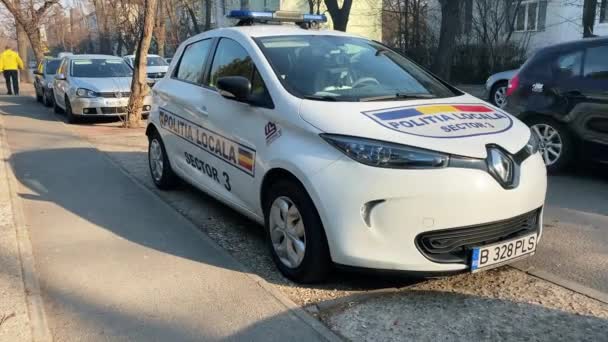 Bucharest Romania February 2022 Рено Електричний Поліцейський Автомобіль Припаркований Вулиці — стокове відео