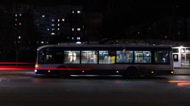 Romen ve Moldavan toplu taşımacılığı gece ışığında. Tramvayın acele etme zamanı..
