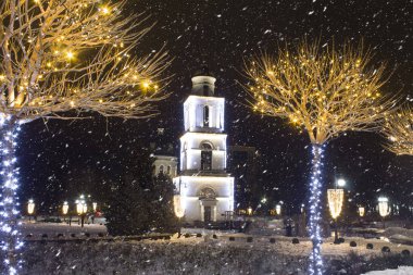 Chisinau Katedrali 'nin dekoratif ışıkları. Kış tatili sezonu. Yerel tiyatronun fotoğrafı..