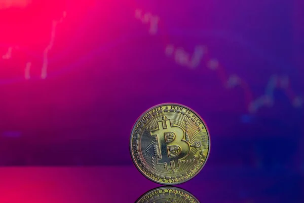 Primer Plano Bitcoin Dorado Sobre Una Superficie Reflectante Rosa Azul — Foto de Stock