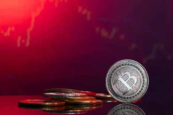 Bitcoin Dorado Una Superficie Reflectante Roja Histograma Cripto Decreciente Fondo — Foto de Stock