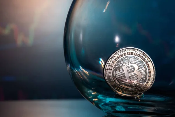 Primer Plano Bitcoin Plateado Sobre Una Superficie Reflectante Azul Vaso — Foto de Stock